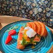 Круассан с сёмгой и руколой