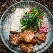 Шашлык из курицы с овощной шавермой и соусом сацебелли