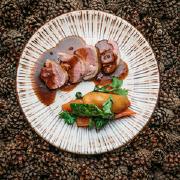 Спинка ягненка с печеным перцем и пряным баклажаном