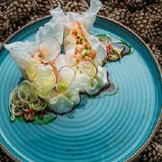 Тар тар из семги в рисовом чипсе