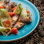 С говядиной, печеными овощами и соусом из перца