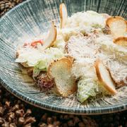 С куриным филе, томатами черри и соусом айоли