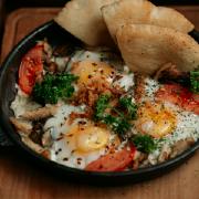 Яєшня з куркою, грибами і томатами з 3 яєць
