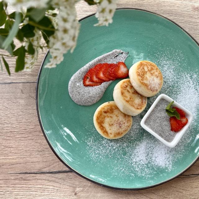 Сырники с маковой сметаной