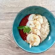 Рисовая каша на миндальном молоке с вишневым смузи