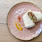 Ролл азиатский с морковной рыбкой и соусом манго