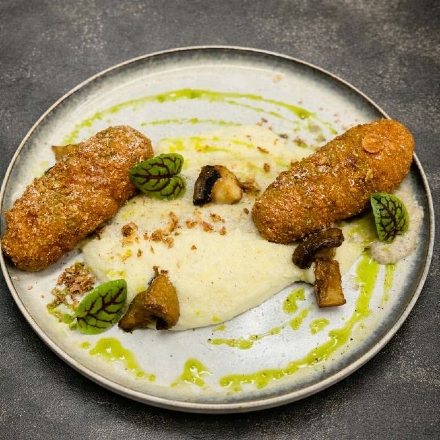 Курячі котлети з картопляним пюре та соусом з білих грибів