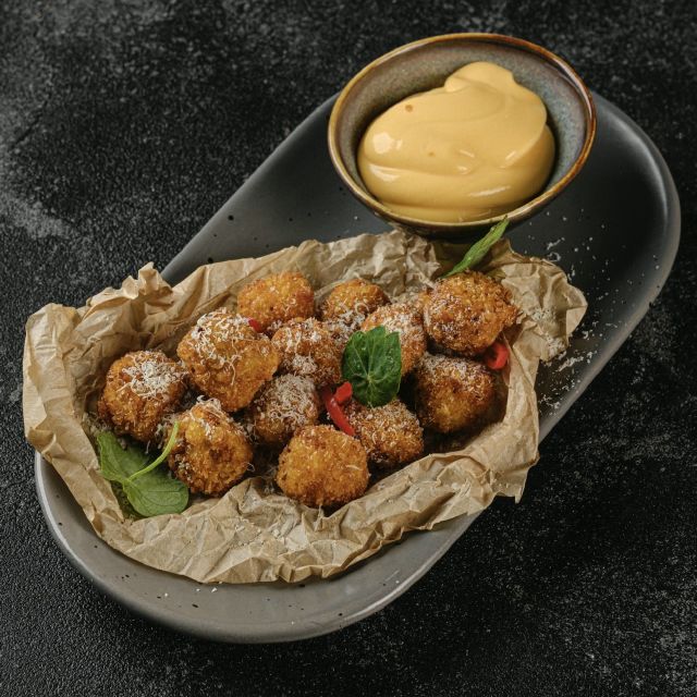 Курячий попкорн з сирним соусом