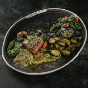 Лосось гриль з соусом маракуя та чорним рисом