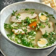 Курячий суп з перепелиним яйцем