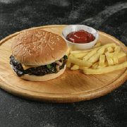 Бургер з телятиною в соусі із чорного перця