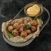 Курячий попкорн з сирним соусом