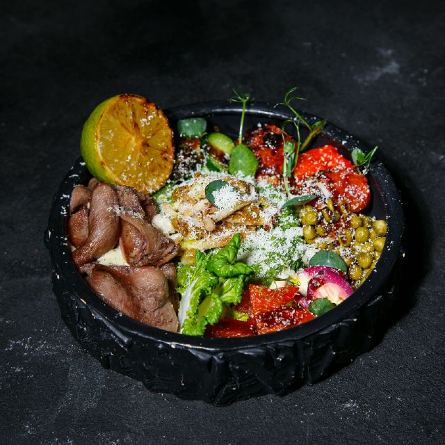 Шпинатний рис з овочами та язиком із телятини