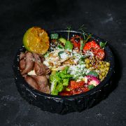 Шпинатний рис з овочами та язиком із телятини