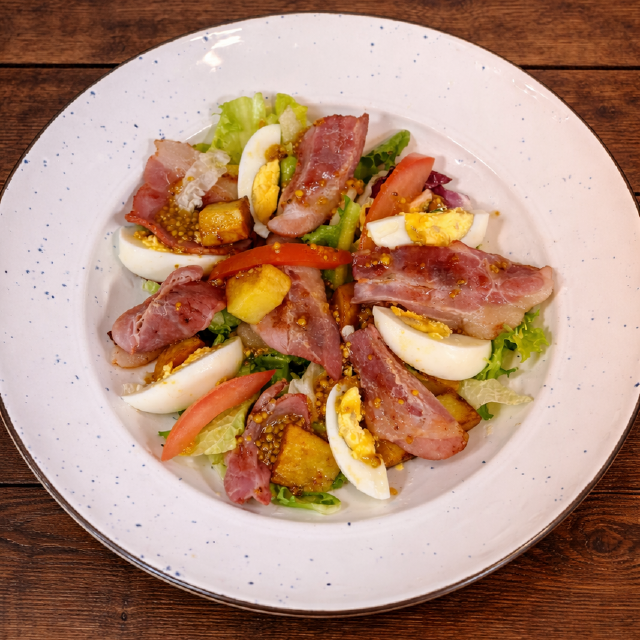 Салат з беконом у медово-гірчичному соусі