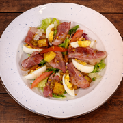 Салат з беконом у медово-гірчичному соусі