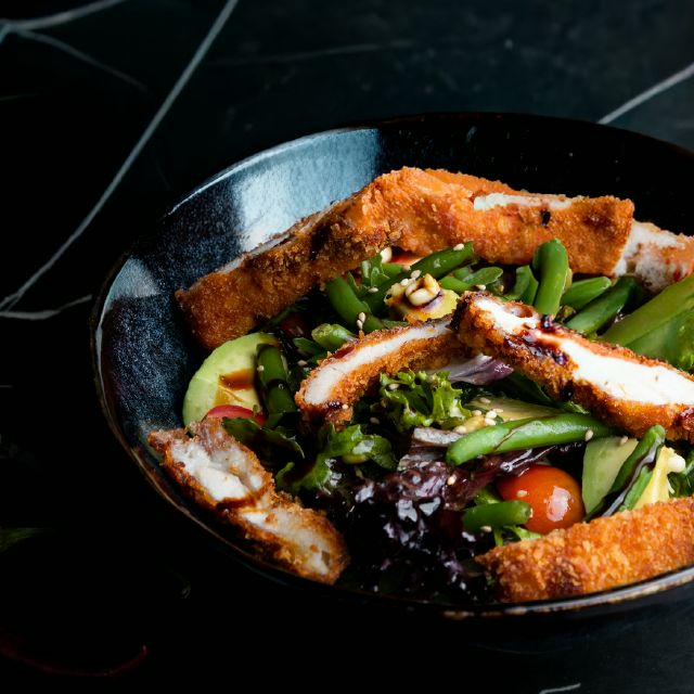 Зелений салат з хрусткою куркою Тонкацу