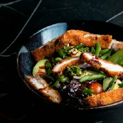 Зелений салат з хрусткою куркою Тонкацу