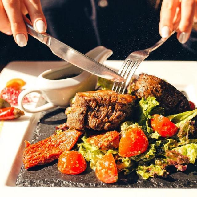 Veal medallions with fresh salad and Green Salsa sauce