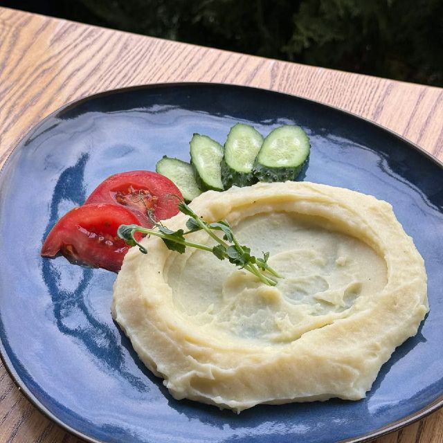 Картопляне пюре з свіжими овочами