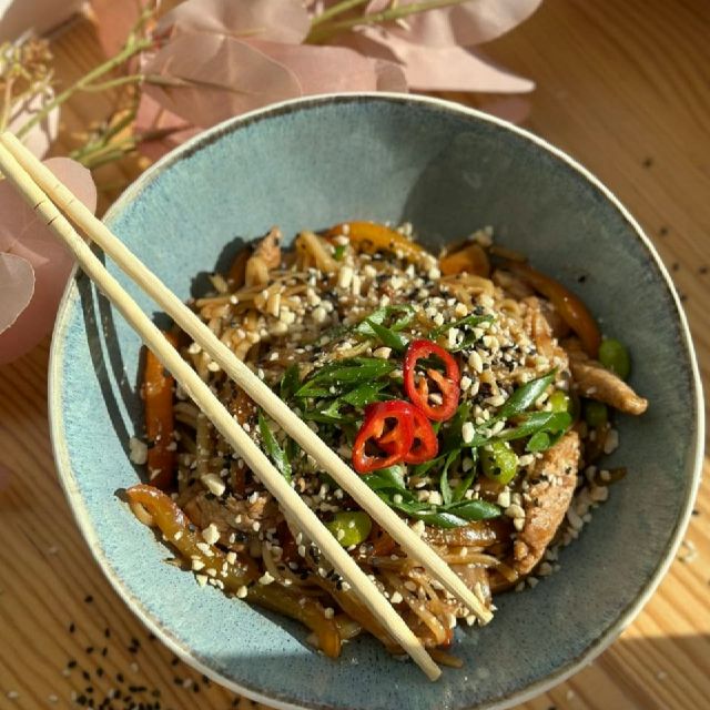 Яєчна локшина зі свининою