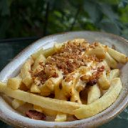 Картопля фрі з беконом та сирним соусом