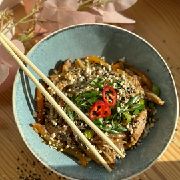 Яєчна локшина зі свининою