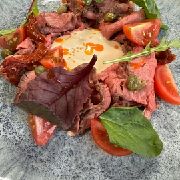 Розтбіф із соусом цезарь та каперсами