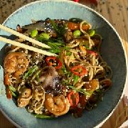 Яєчна локшина з морепродуктами