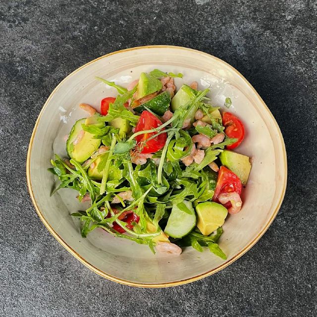 Рукола з креветками, авокадо під трюфельною олією