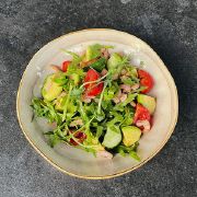 Рукола з креветками, авокадо під трюфельною олією