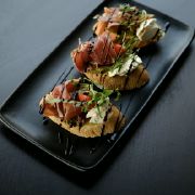 Брускети з прошуто