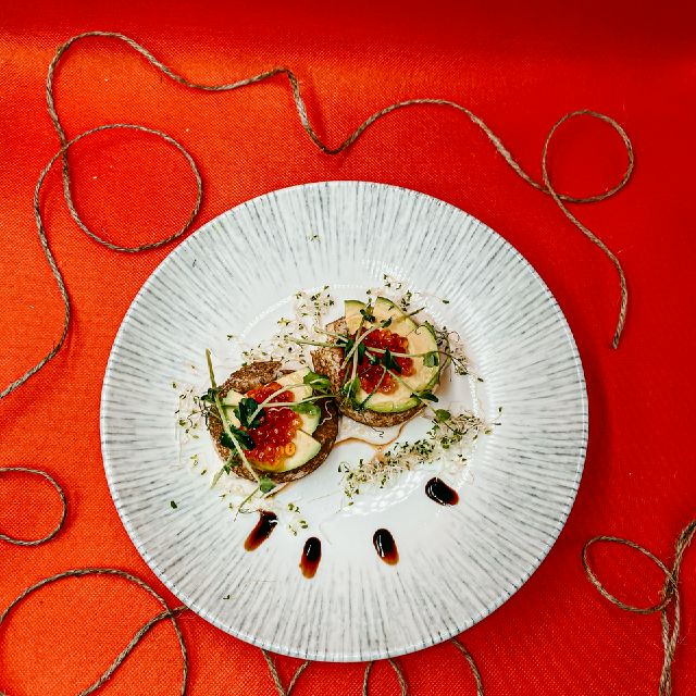 Млинці з червоною ікрою