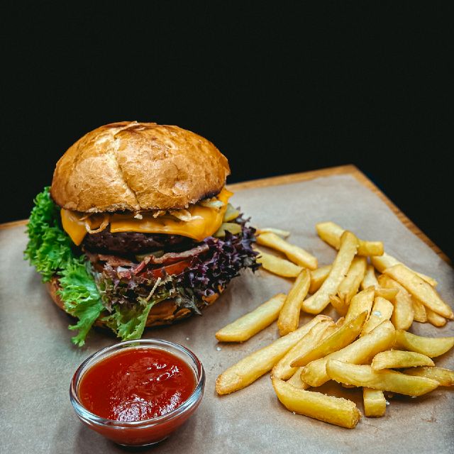 Бургер з беконом та картоплею фрі