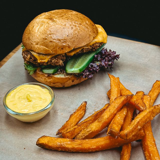 Бургер з курятиною та бататом фрі