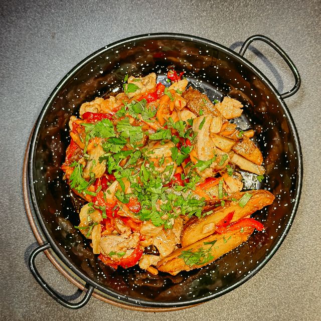 Гаряча пательня з курятиною