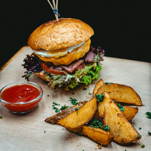 Бургер з яйцем та сванською картоплею