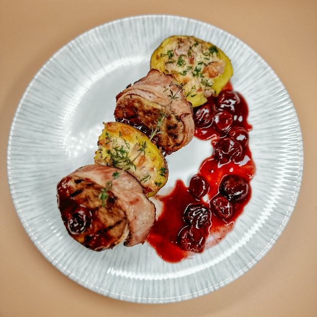 Медальйони зі свинини з вишневим соусом