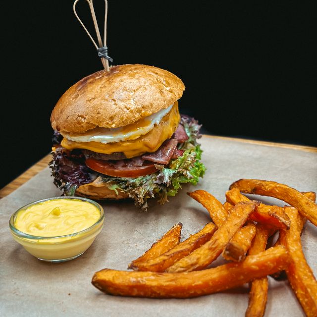 Бургер з яйцем та бататом фрі