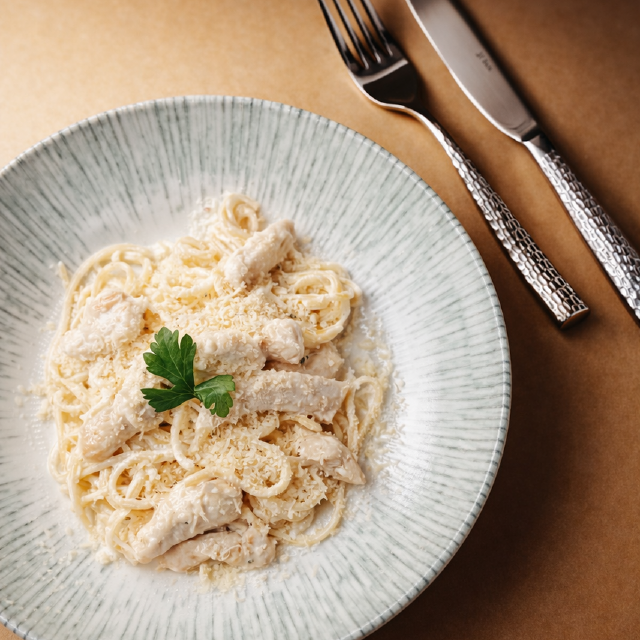 Спагеті з філе курочки та вершками