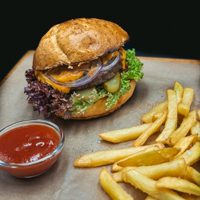 Класичний з картоплею фрі