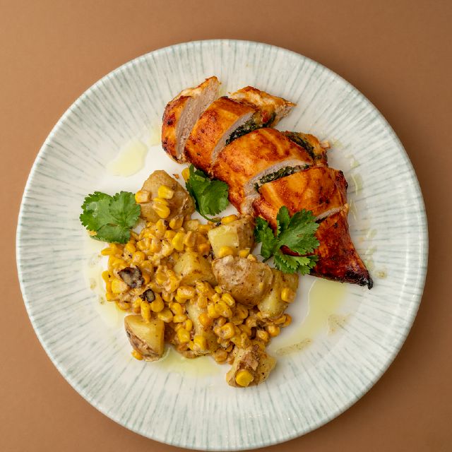 Стейк курятини з картоплею та кукурудзою