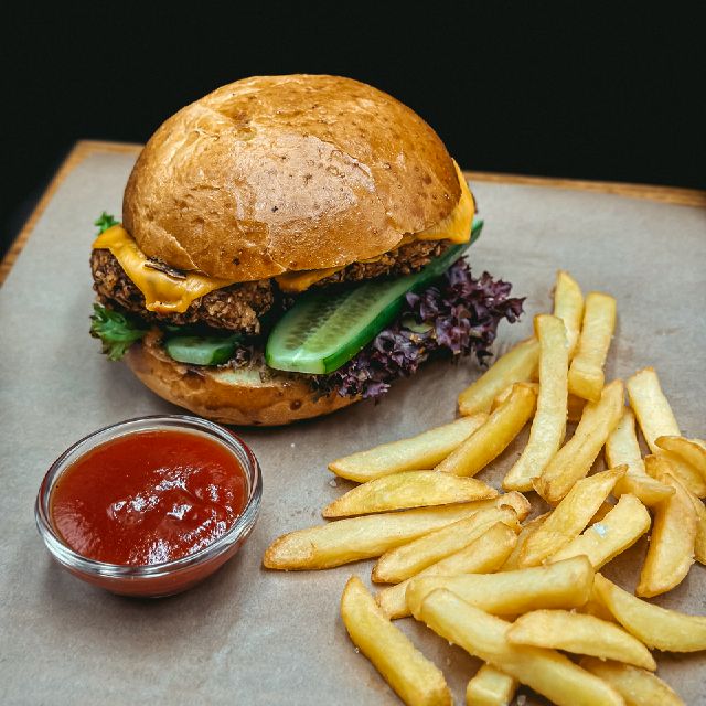 Бургер з курятиною та картоплею фрі