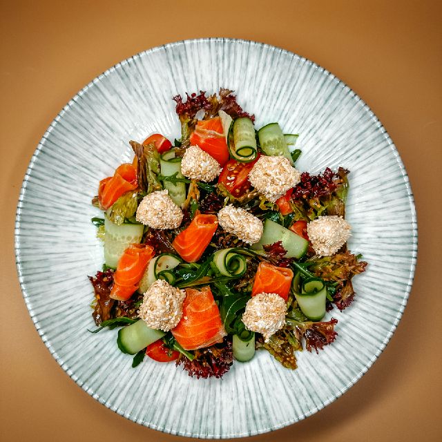 Салат з слабосоленим лососем