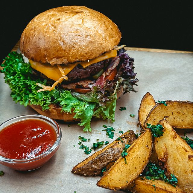 Бургер з беконом та сванською картоплею