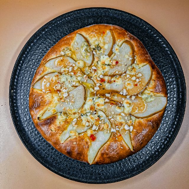 Хачапурі з грушею та сиром дор блю