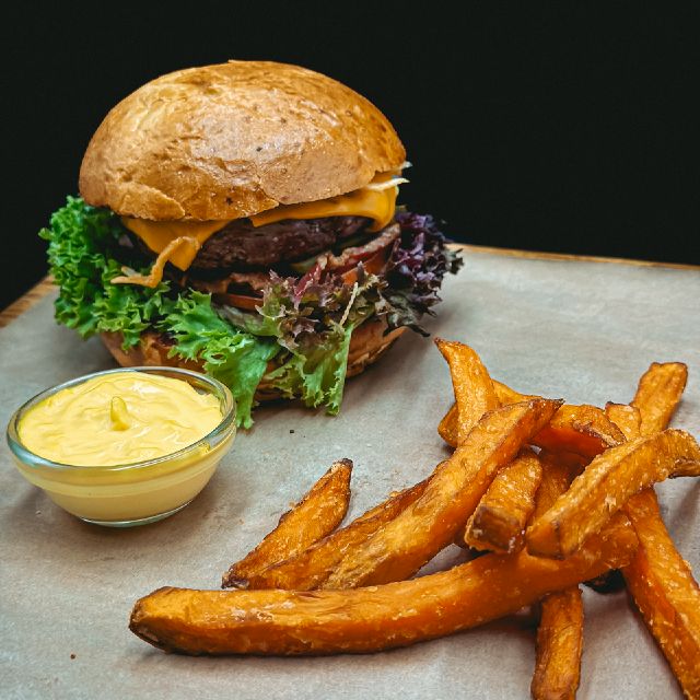 Бургер з беконом та бататом фрі