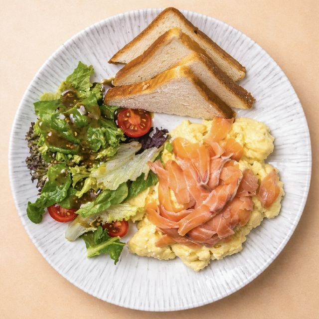 Скрембл з слабосоленим лососем