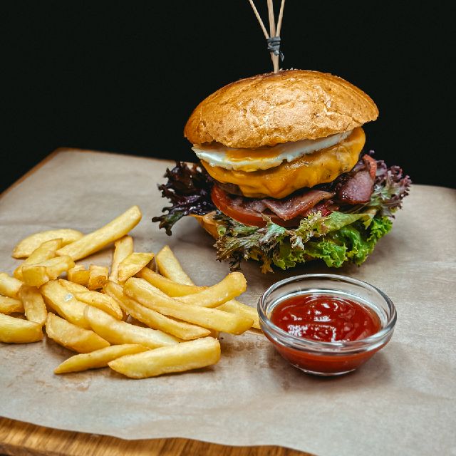 Бургер з яйцем та картоплею фрі