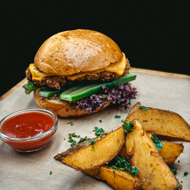 Бургер з курятиною та сванською картоплею